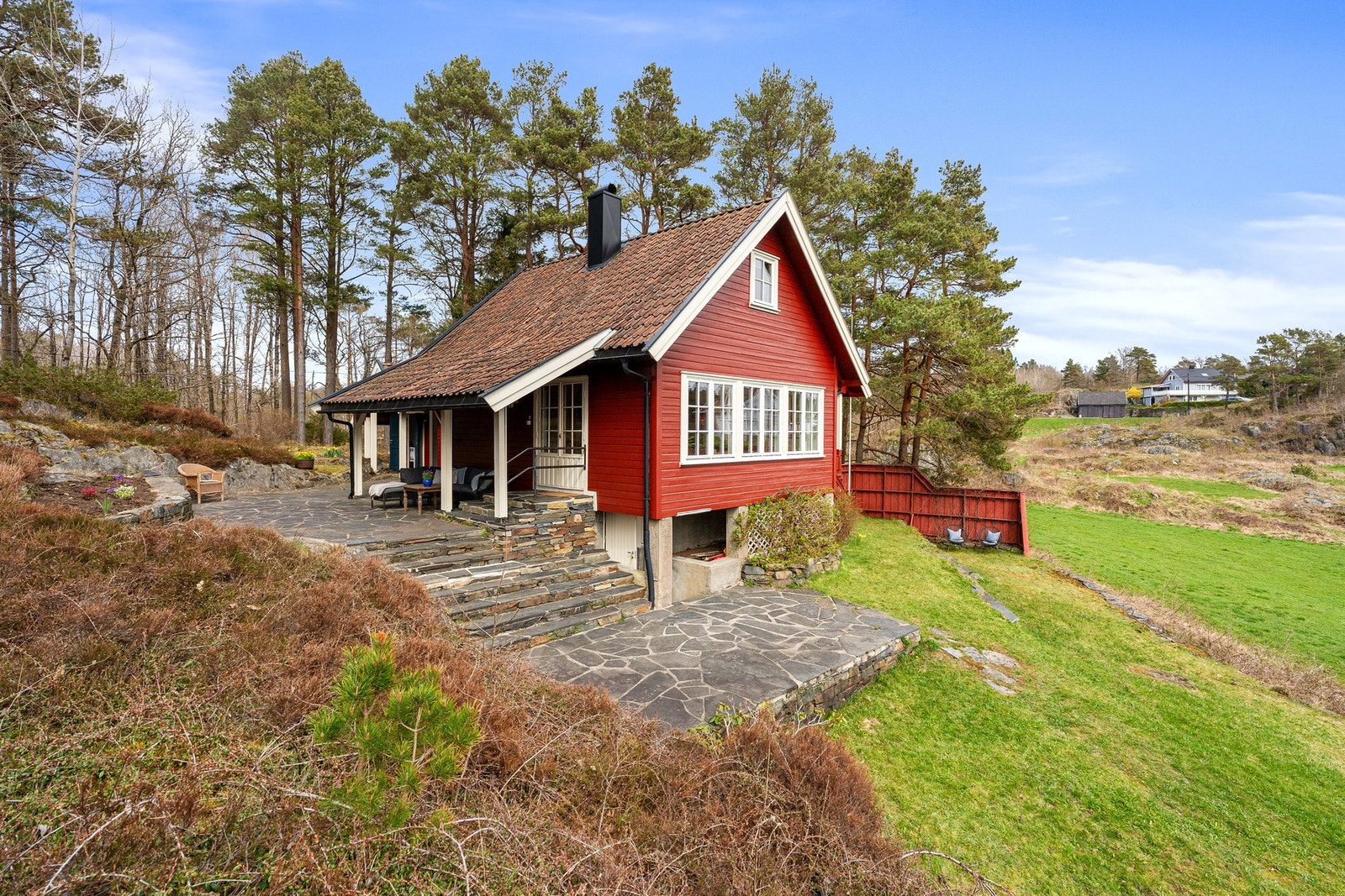 Rundt hytten er det en skiferlagt terrasse. Galleribilde