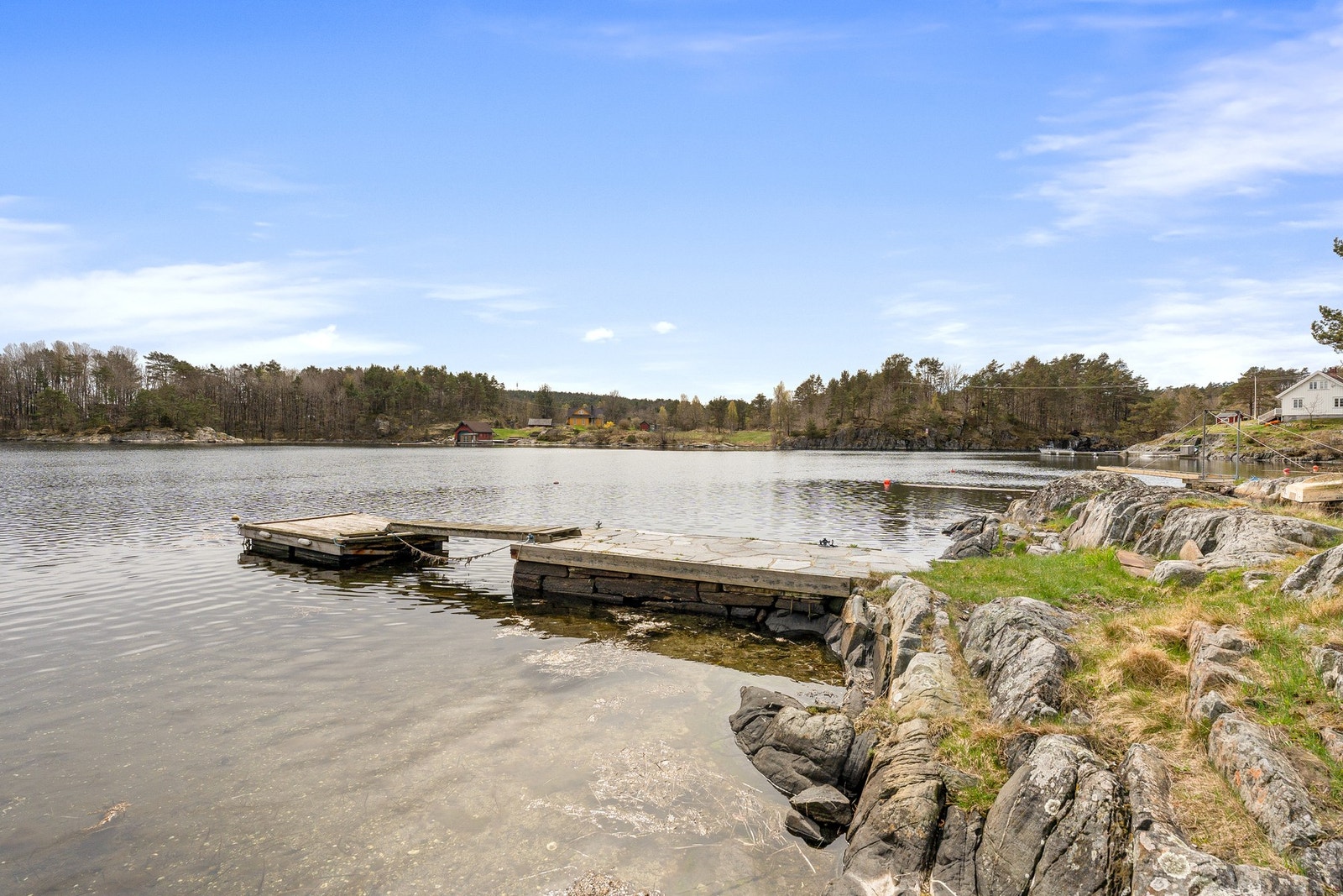 Fra bryggen er det en kort tur med båt ut Åmlandskilen til Bliksfjorden. Herfra kan man ta båten vestover gjennom Gamle Hellesund, eller østover gjennom Blindleia til Brekkstø. Galleribilde