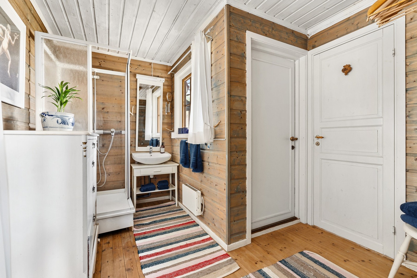 Bad med tilgang fra soverom og terrass. Utstyrt med dusjkabinett, toalett og håndvask. Galleribilde