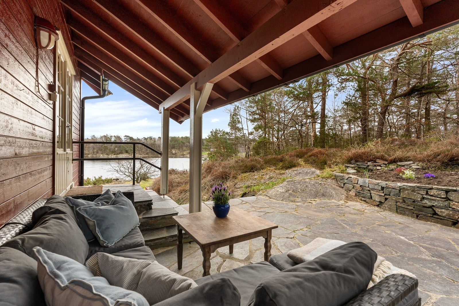 Overbygget og lun uteplass. Galleribilde