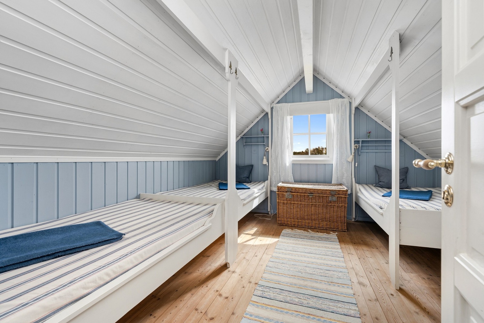 Innredet loftsrom (2). Rommet er brukt som soverom med faste senger i alle år. Disse rommene er ikke omsøkt til kommunen som rom for varig opphold. Galleribilde