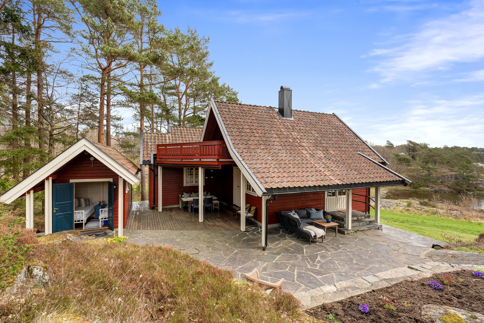 To uteplasser er overbygget - her kan man trekke seg tilbake når det er behov for litt beskyttelse mot solen. Galleribilde