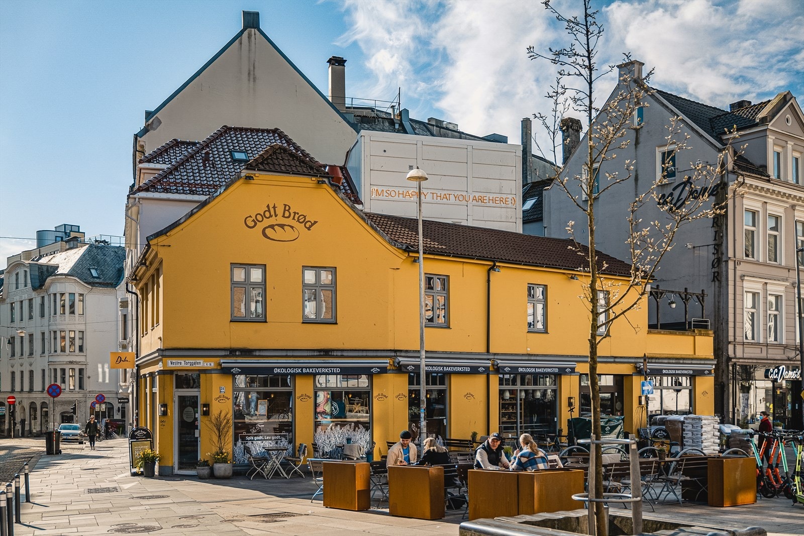 - Like over gaten ligger også Godt Brød for luftige boller og varm kaffe - Galleribilde