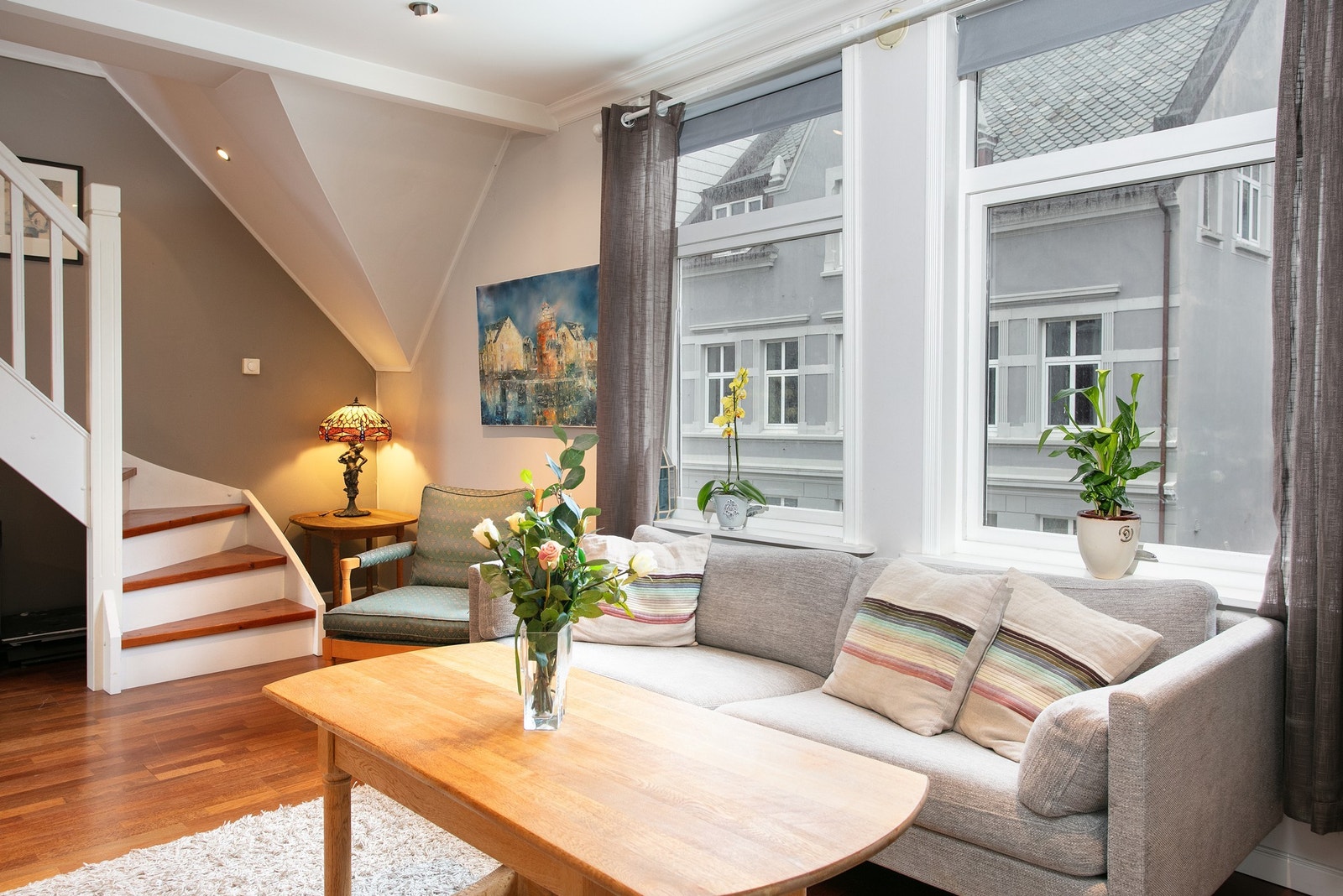Lys og innbydende stue med store vinduer som gir rikelig med naturlig lys. Galleribilde