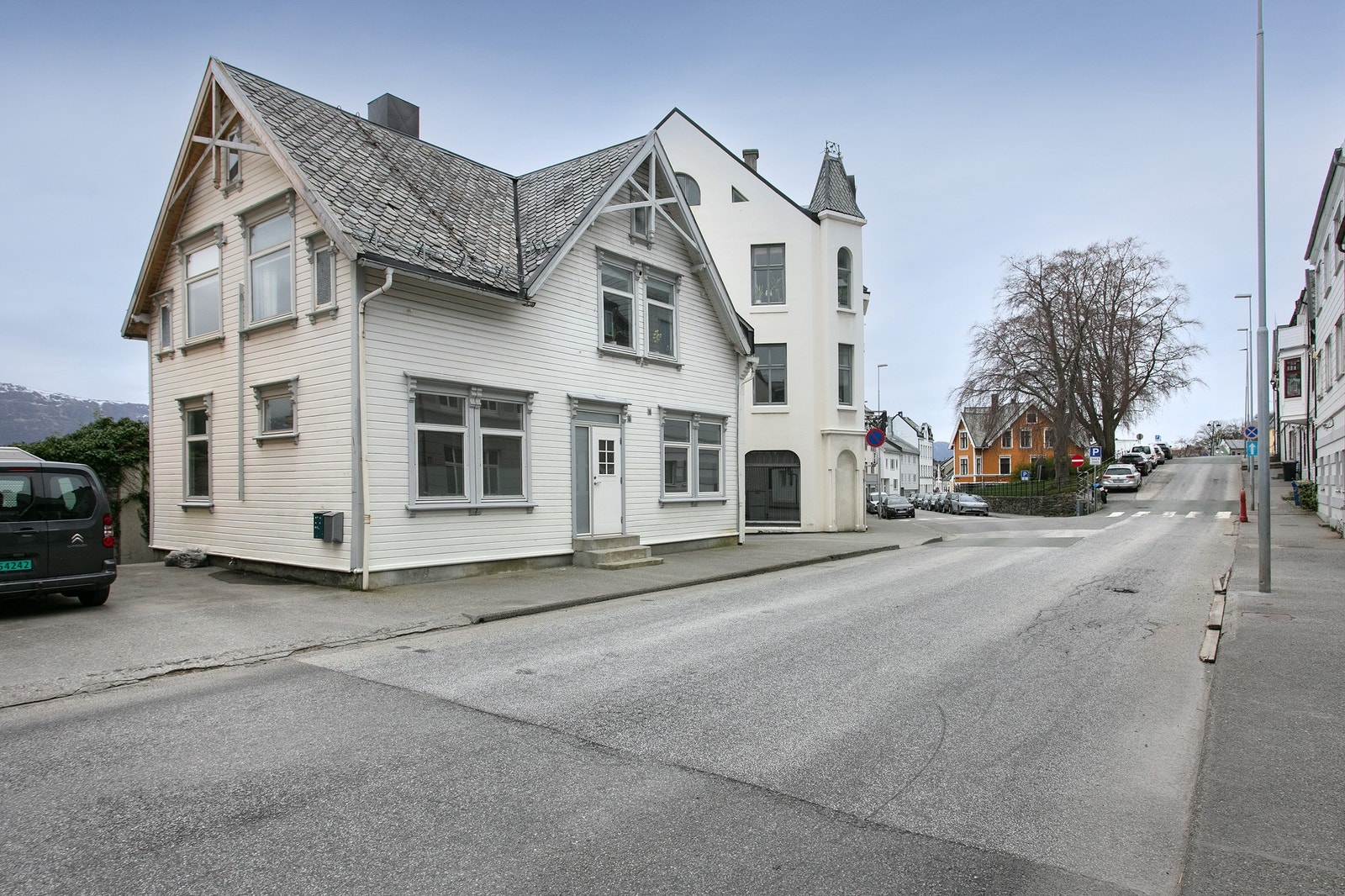 Fasade- og biloppstillingsplasser. Galleribilde