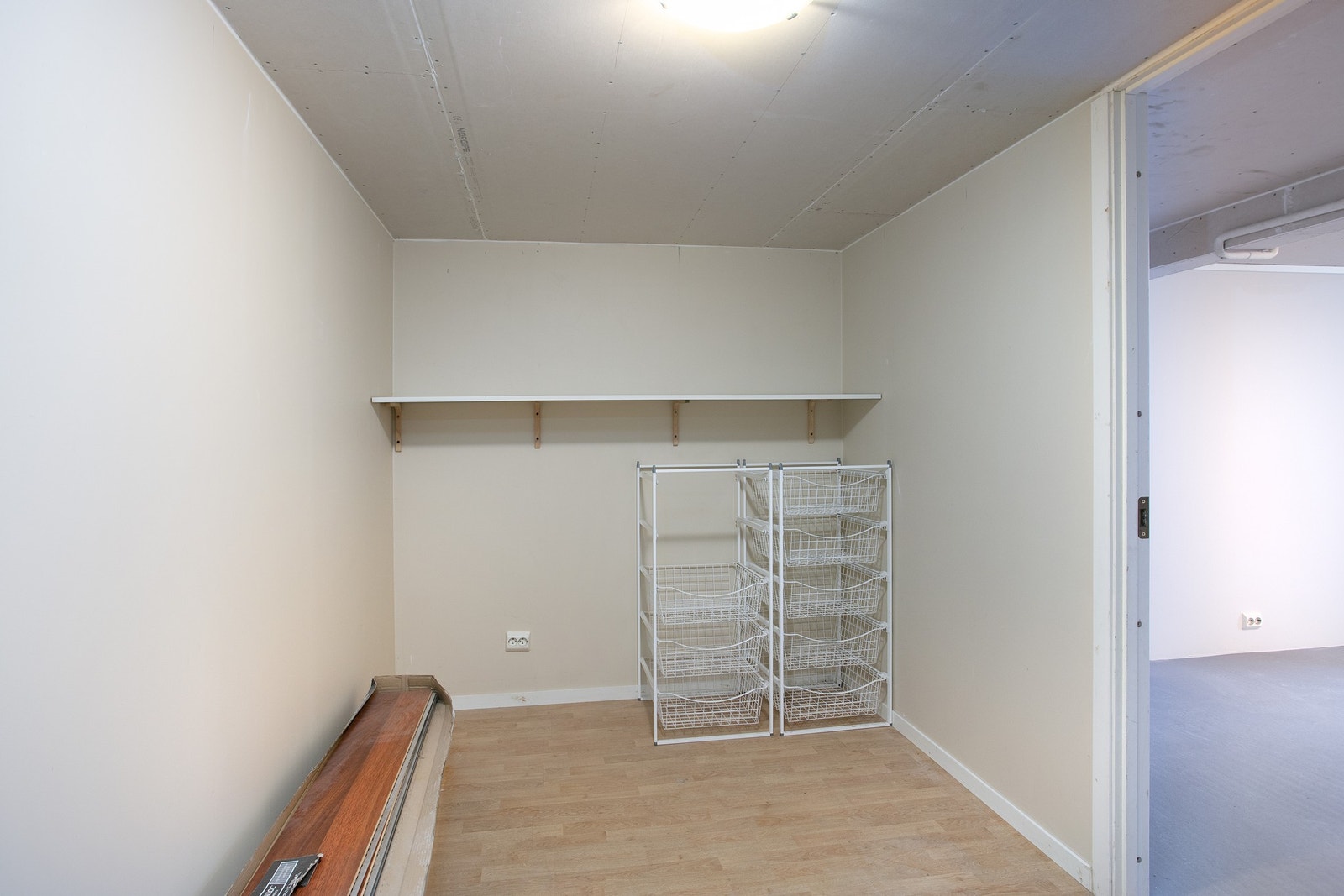 Praktisk kjellerom med god plassutnyttelse og mulighet for tilpasning etter behov. Perfekt for organisering og oppbevaring. Galleribilde