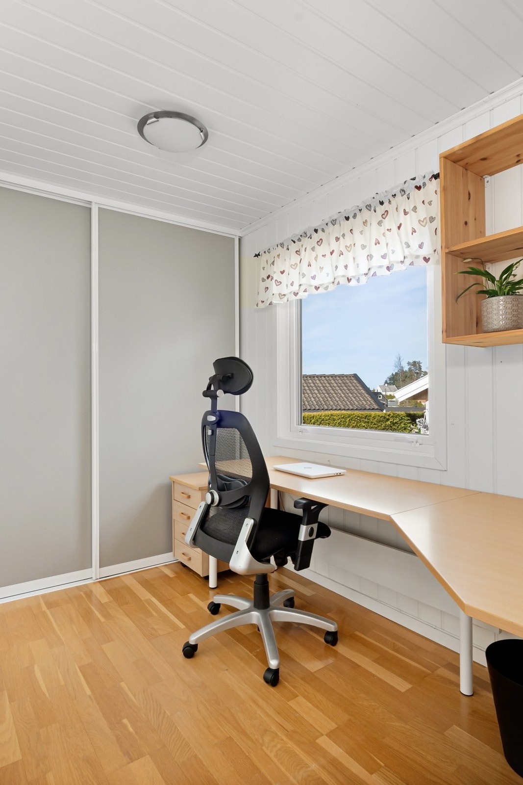 Soverom som i dag er benyttet som kontor er også innredet med skyvedørsgarderobe. Galleribilde