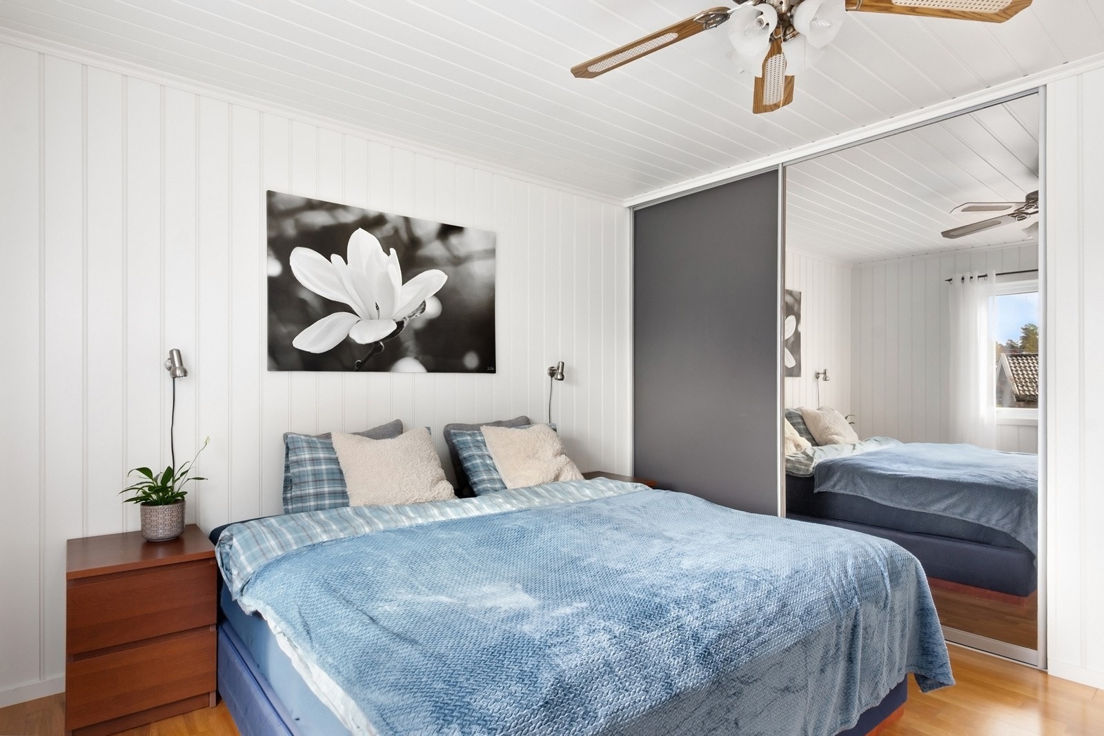 Hovedsoverommet er innredet med skyvedørsgarderobe. Galleribilde