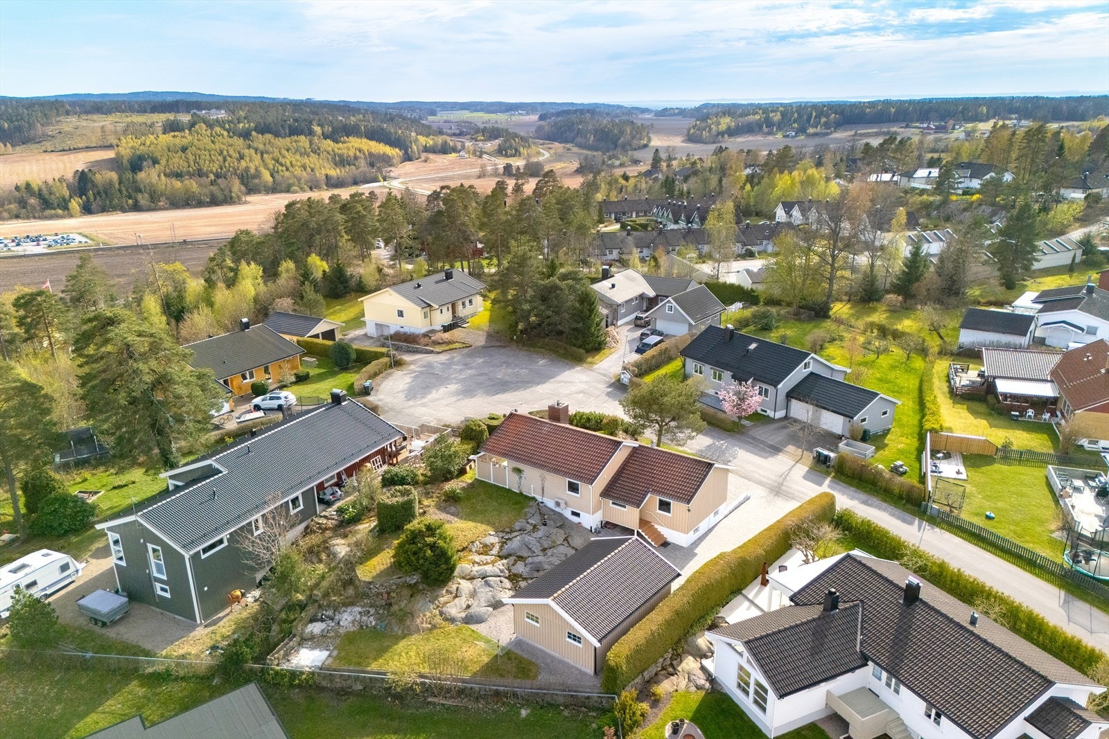 Eneboligen ligger i blindvei i et veletablert boligområde med gangavstand til buss, tog, skole, barnehage og Råde sentrum. Galleribilde
