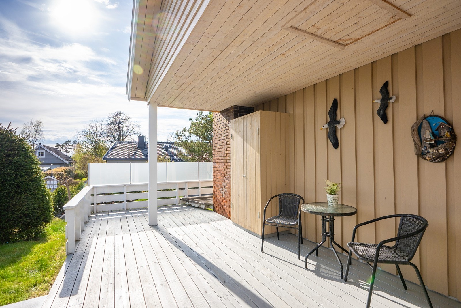 Terrasse og veranda strekker seg langs syd- og vestsiden av boligen. Galleribilde