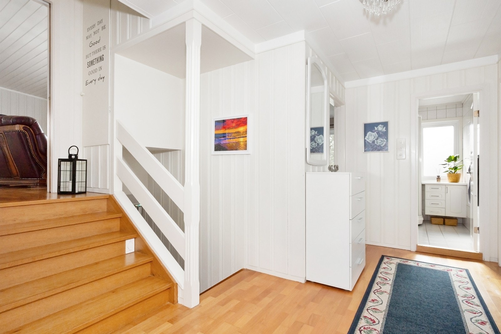 Gangen innenfor har plass til møblement og adkomst til bad, tre soverom, trapp opp til stue og kjøkken, og trapp ned til underetasje. Galleribilde