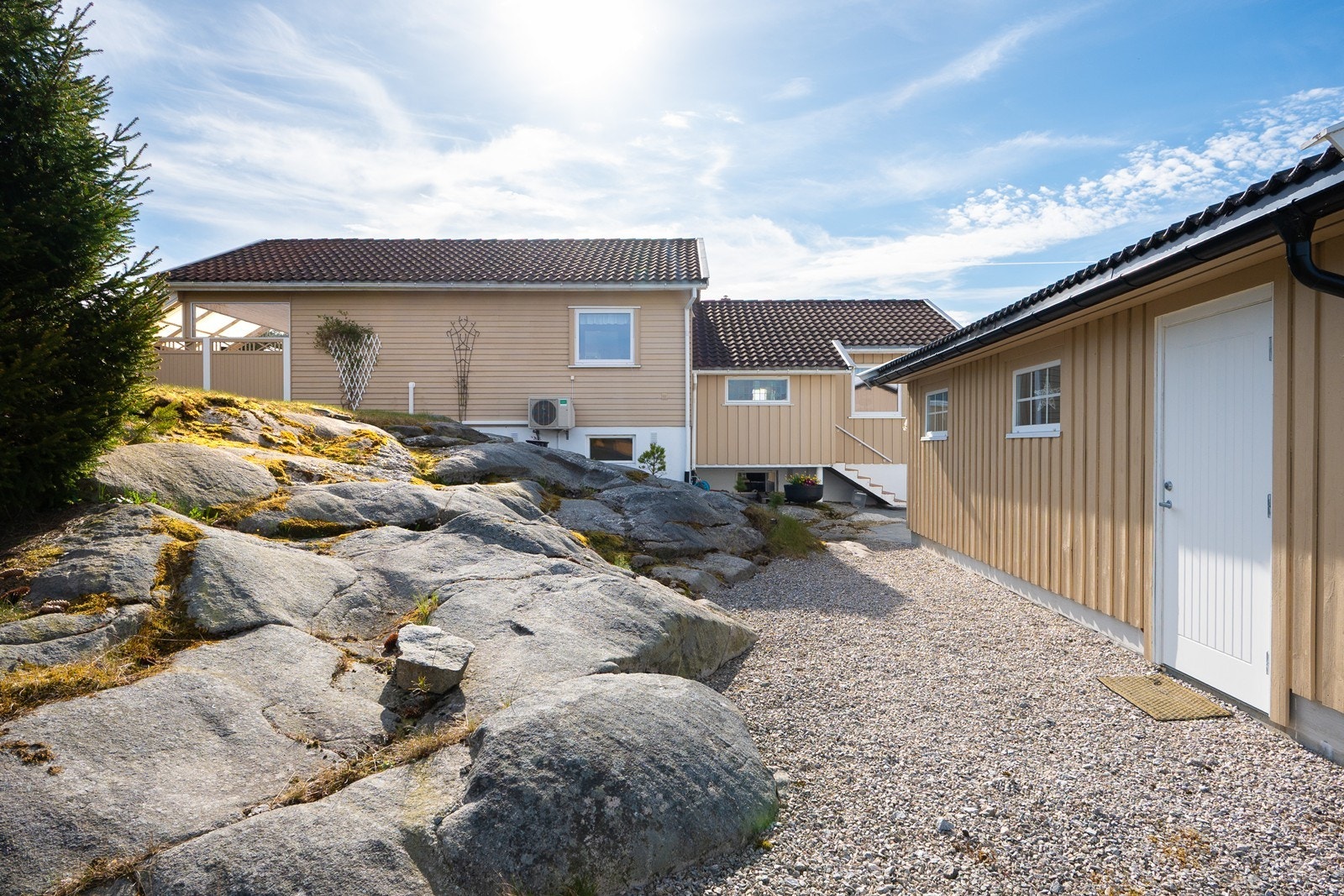 Tomten på over 830 kvm har gode sol- og lysforhold. Galleribilde