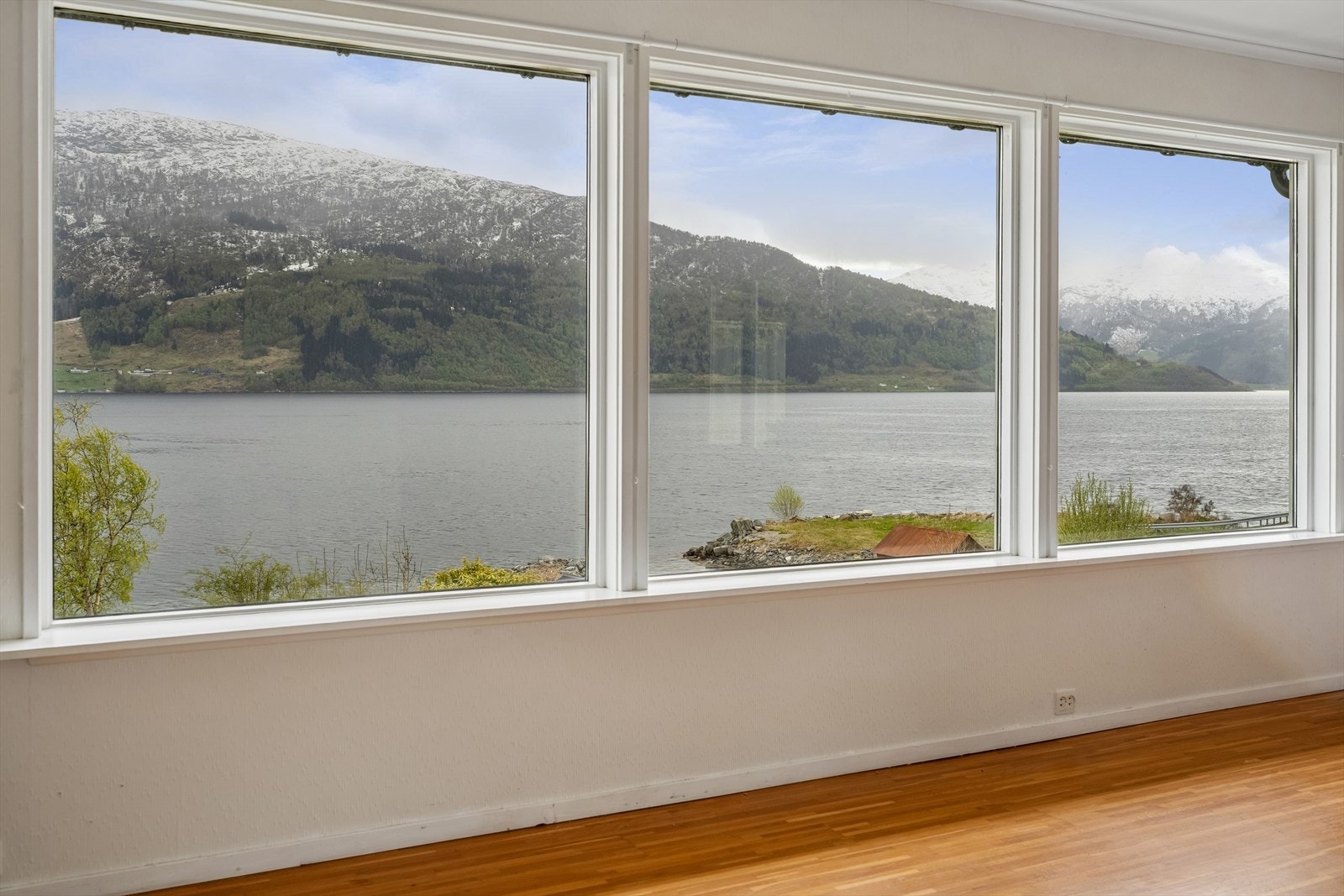 Nydelig utsikt mot fjorden fra stuen Galleribilde