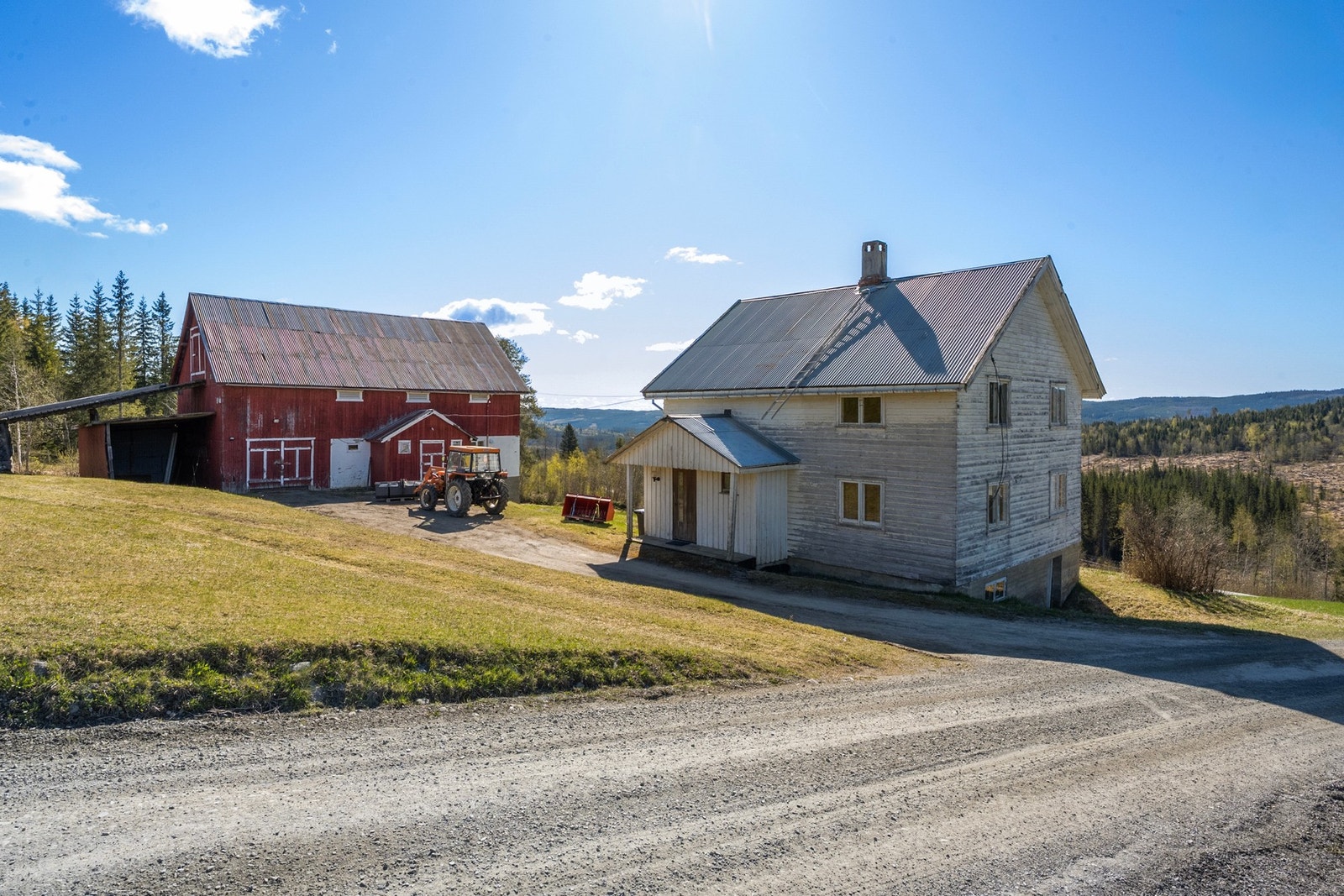 Eldre våningshus - ikke bebodd på mange år. Driftsbygning med gammelt fjøs, stall, høyloft, lagringsplass m.m. Galleribilde