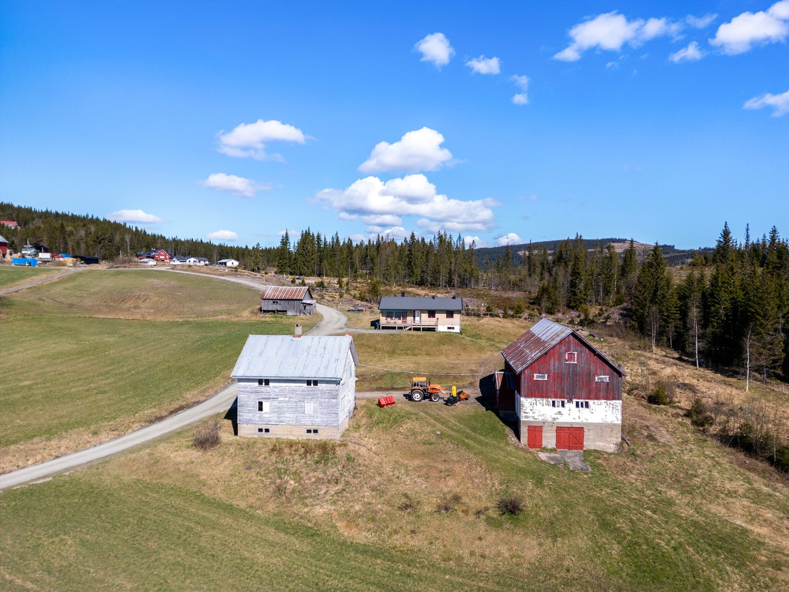 Småbruk - hyggelig tun med flere bygninger Galleribilde