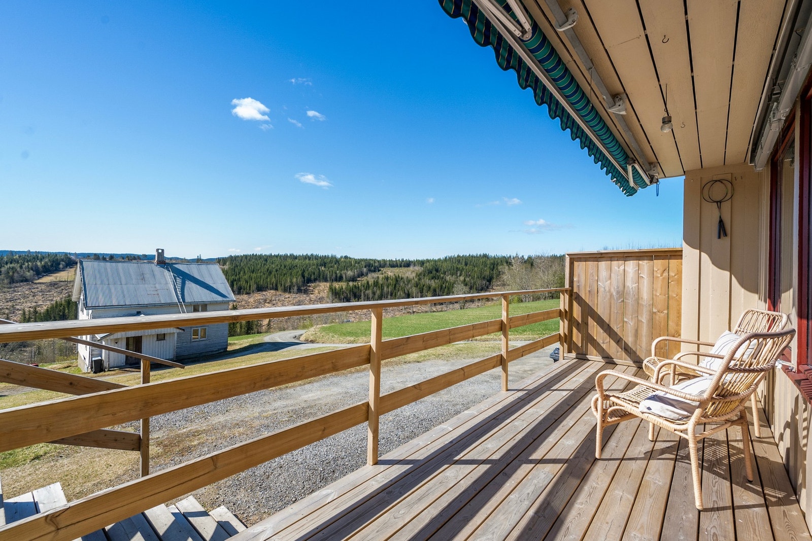 Fin utsikt fra terrassen - her er det også en terrassemarkise for de varmeste dagene Galleribilde