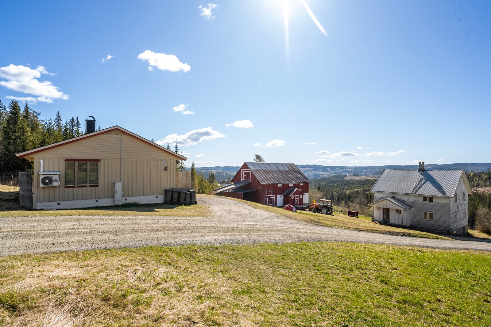 Gruset innkjørsel - gårdsveg forbi tunet opp til naboen Galleribilde