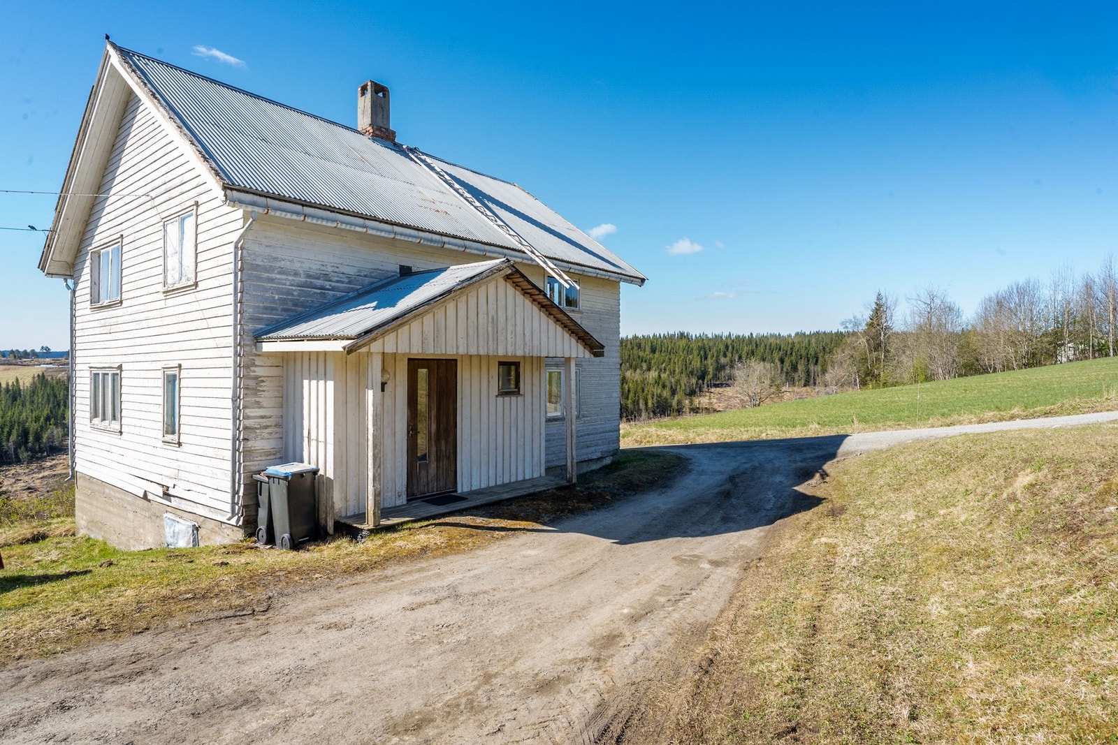 Våningshus oppført ca 1948 - stått ubebodd i mange år Galleribilde
