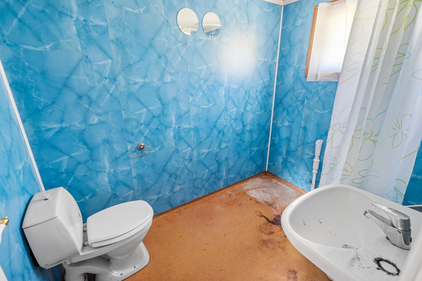 Gammelt, slitent bad/wc Galleribilde