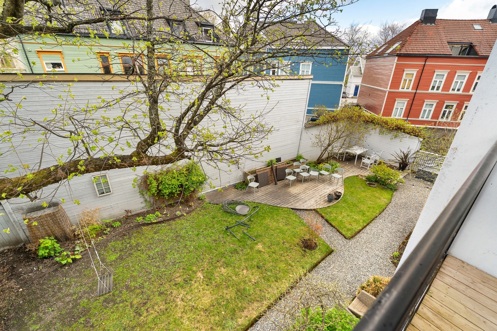 Balkongen har en rolig beliggenhet mot bakgård. Galleribilde