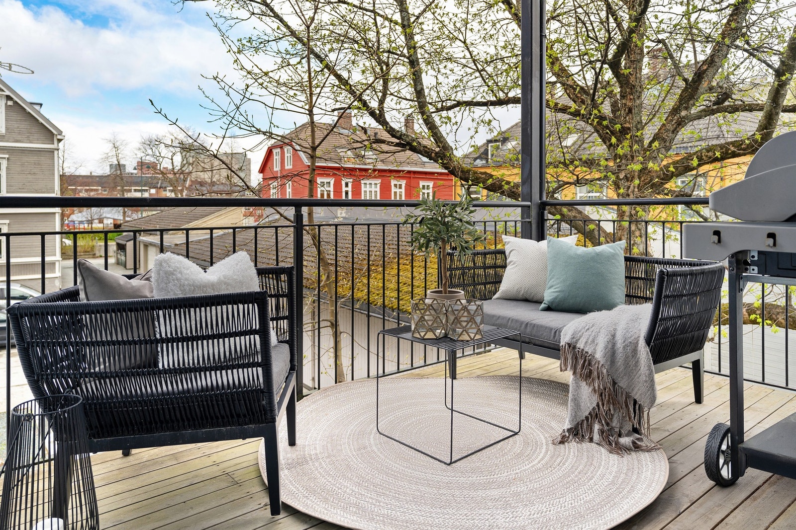 Balkongen er på 9,1 kvadratmeter og har gode møbleringsmuligheter. Galleribilde
