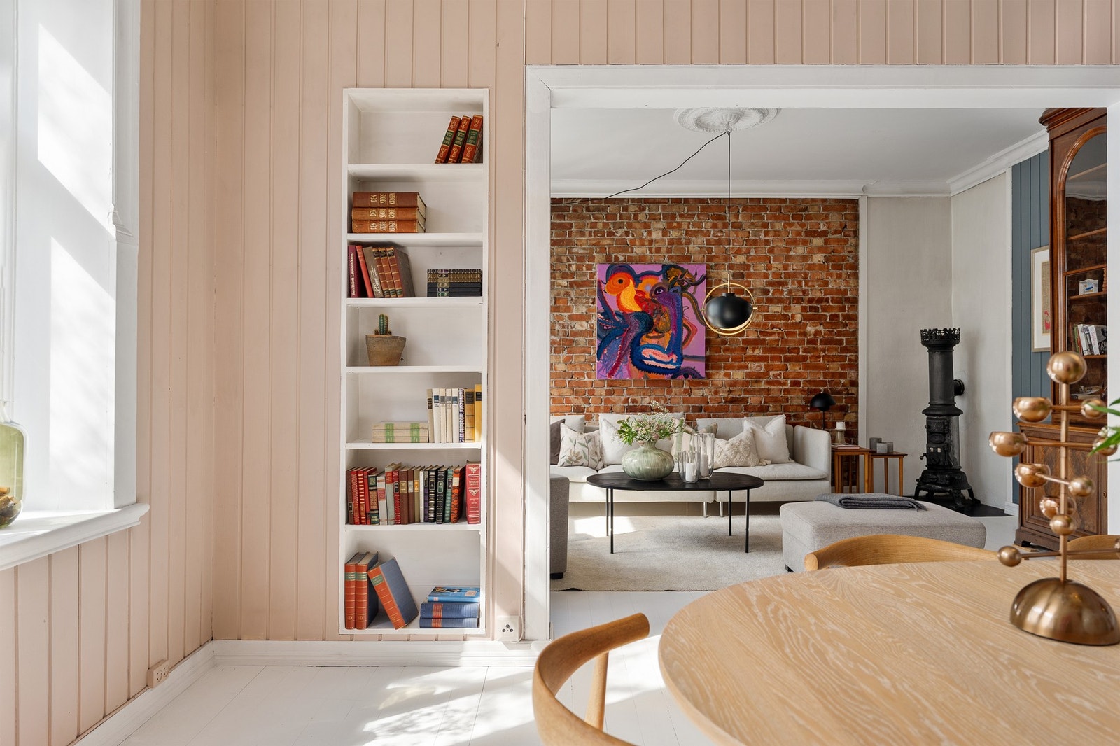 Spisestuen har gode møbleringsmuligheter, og er ypperlig ved sosiale sammenkomster. Galleribilde