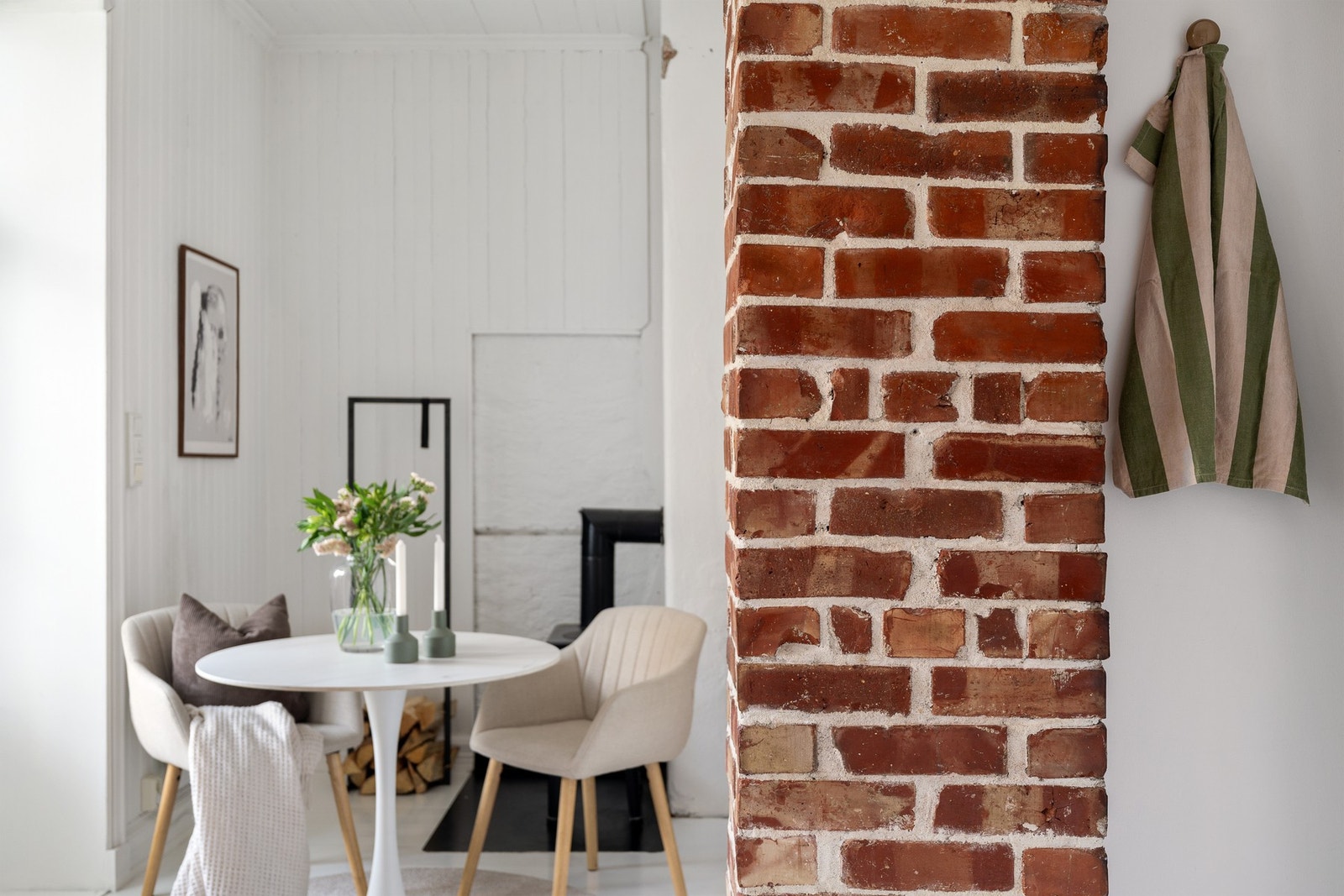 Flott teglstein er et gjennomgående element i leiligheten. Galleribilde
