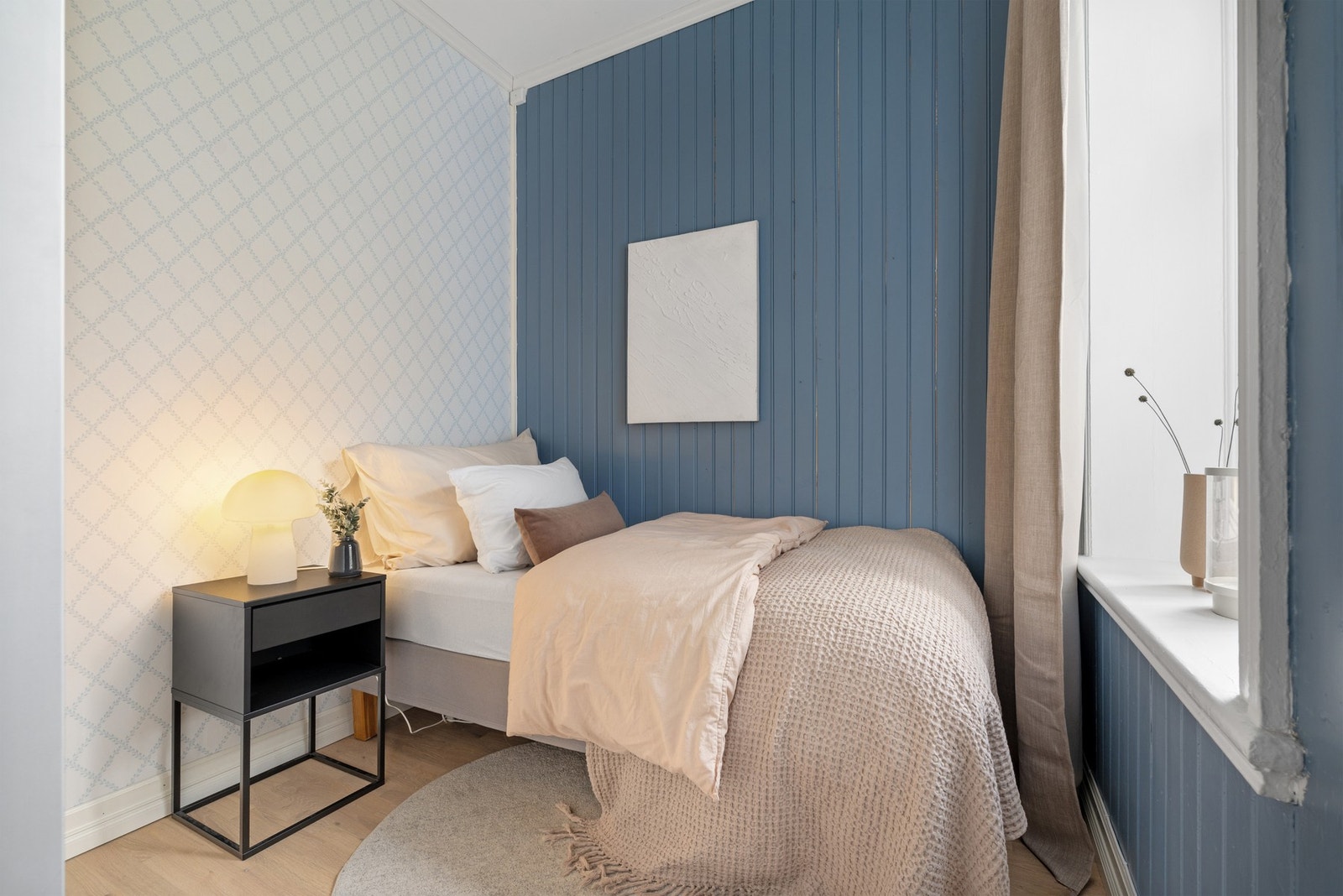 Soverom med plass til seng og garderobeløsning. Galleribilde
