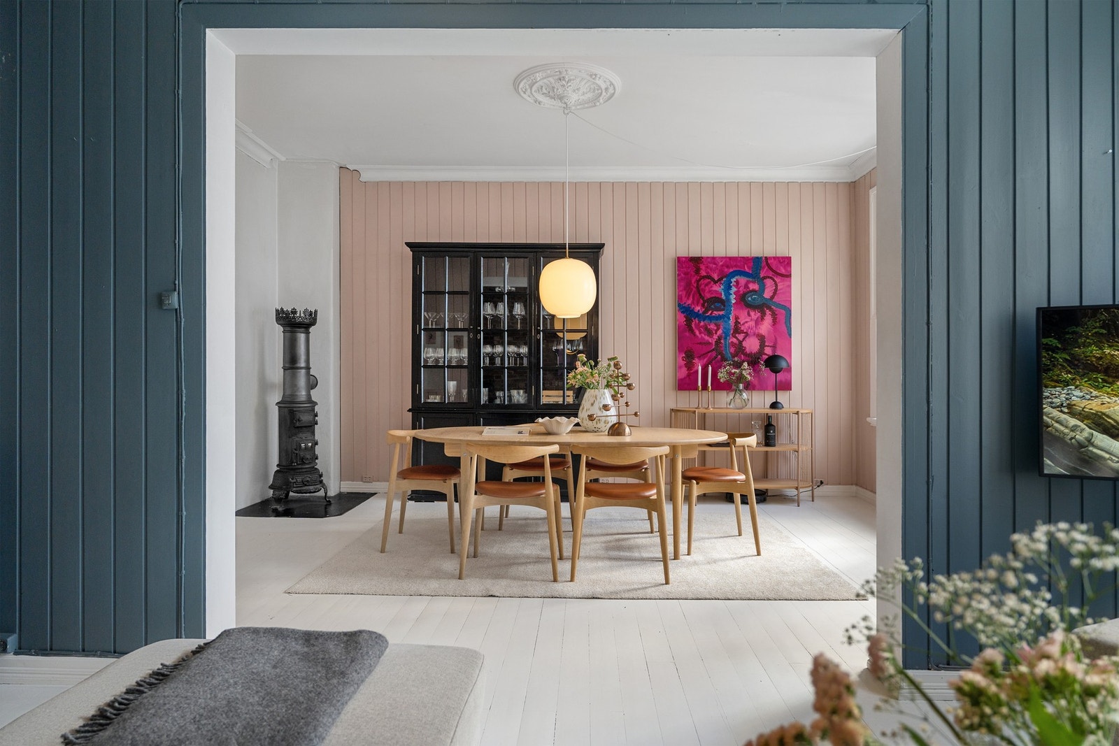 Spisestuen er delvis adskilt fra stuen, noe som gir flere sosiale soner. Galleribilde