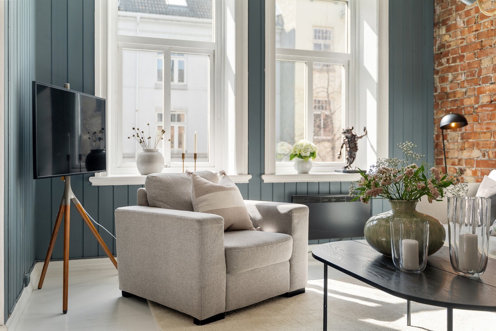 Lys og innbydende stue med store vindusflater som gir rikelig med naturlig dagslys. Galleribilde