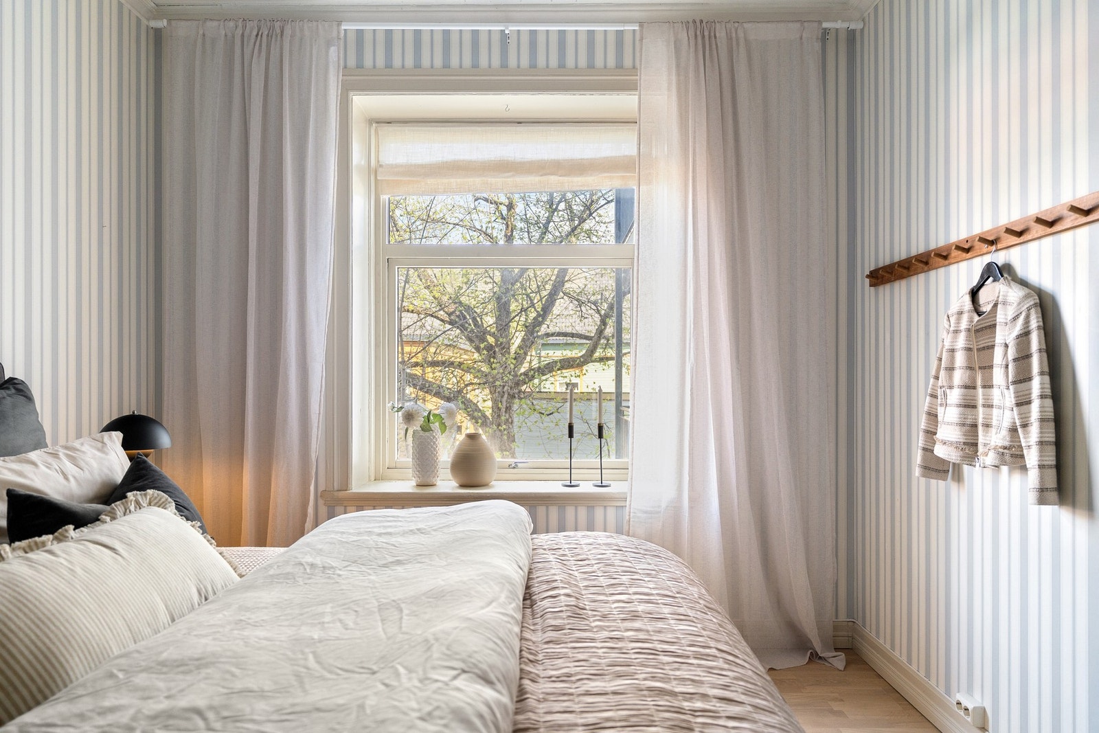 Soverommet har store vinduer som slipper inn rikelig med lys. Galleribilde