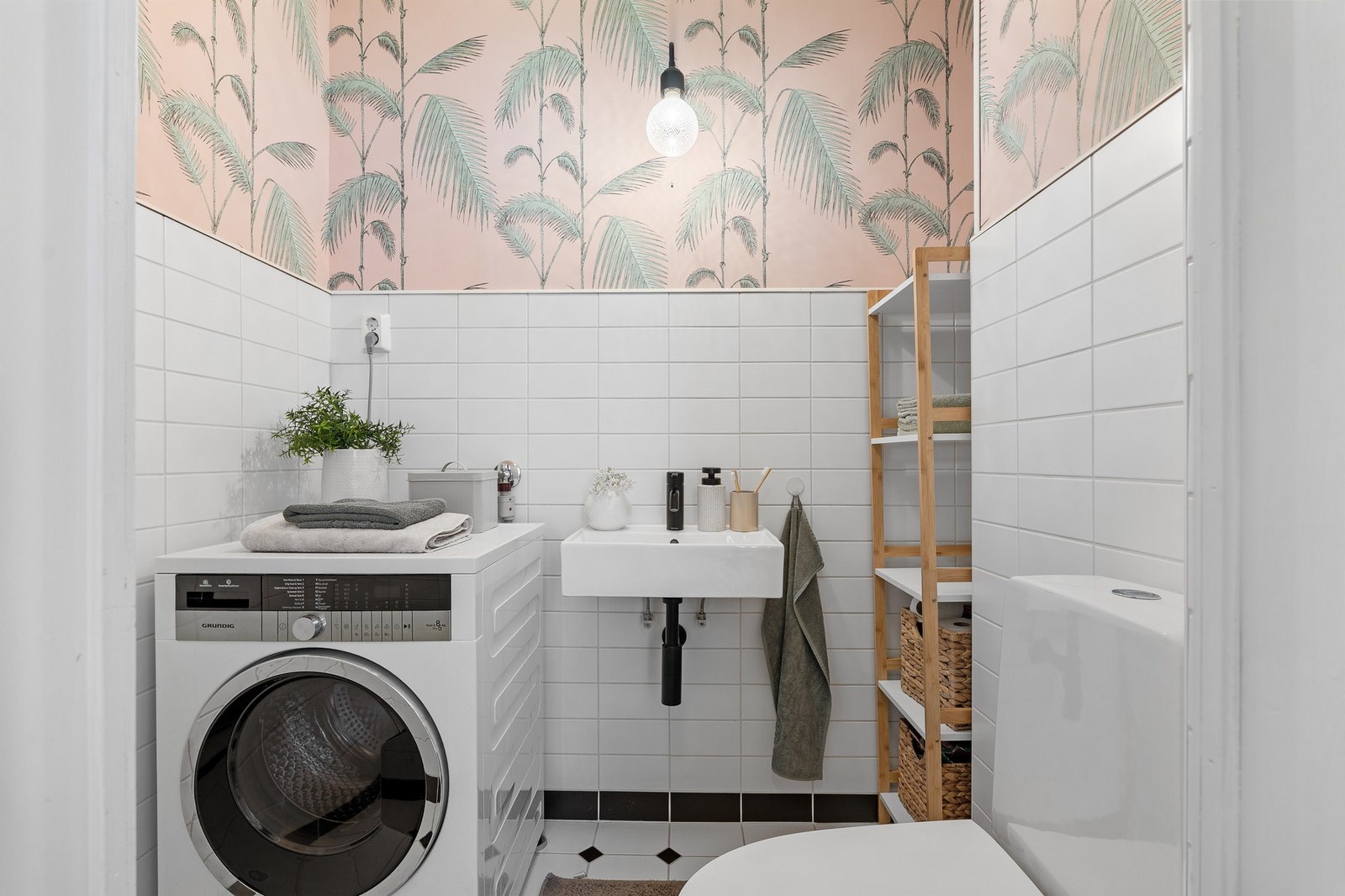 Praktisk vaskerom fra 2019 med opplegg for vaskemaskin og toalett. Galleribilde