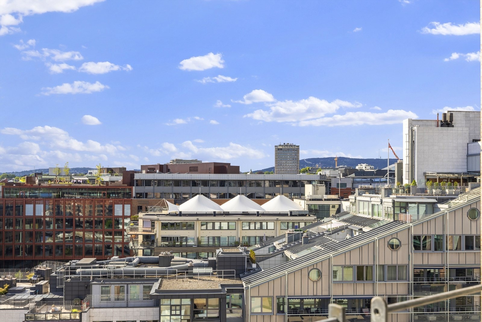 Utsikt fra stuen - her ser du både Holmenkollhoppet, Midtstubakken og Tryvannstårnet. Galleribilde