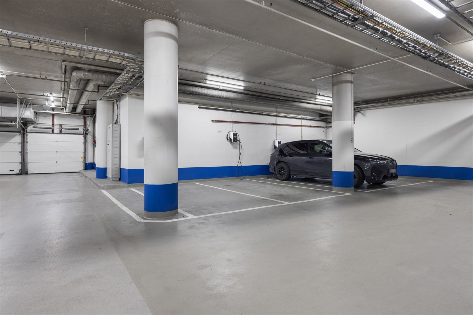 Det medfølger parkeringsplass med lader. Galleribilde