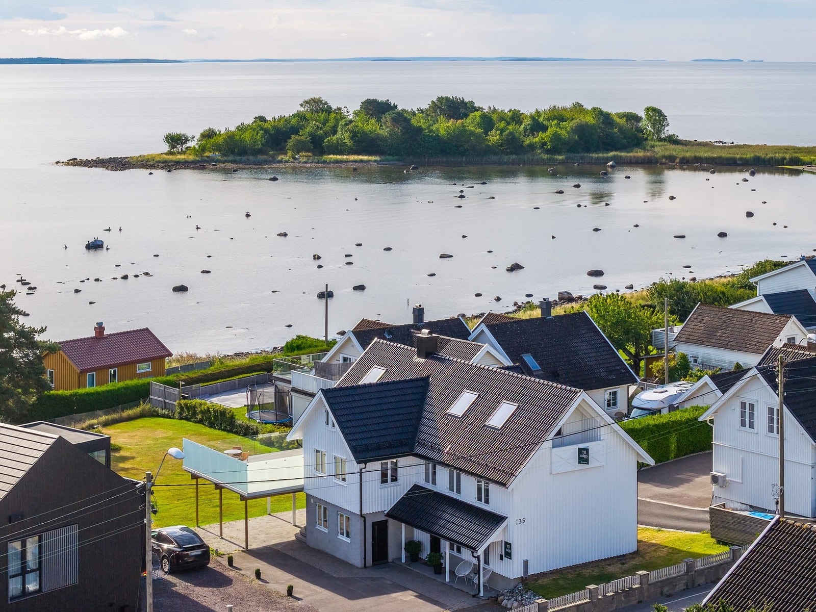 Moderne og oppgradert familiebolig på populære Ringshaug - sjønært med fjordutsikt, 5 sov og fløy velegnet for utleie Galleribilde