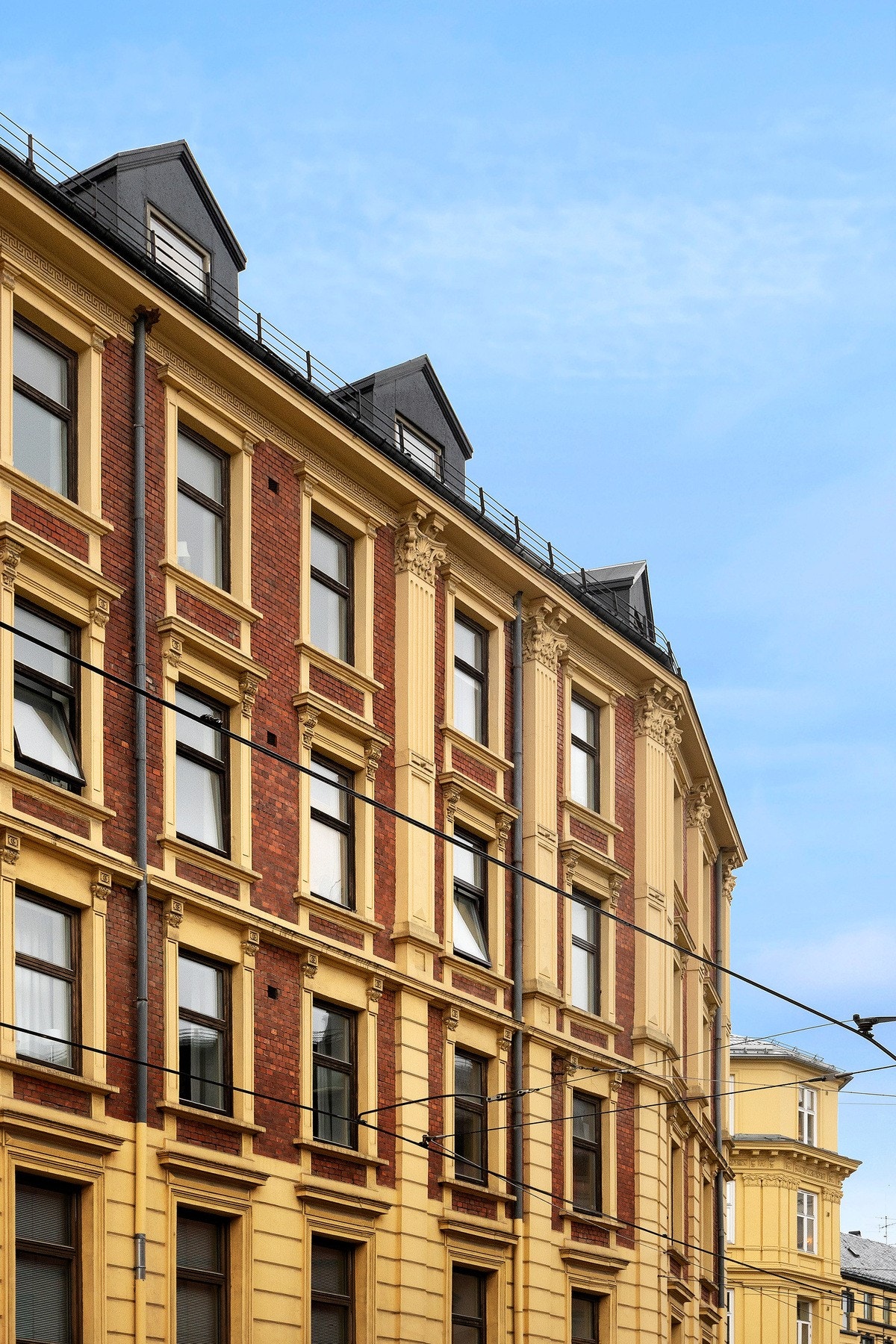 Vakker byggård med klassisk fasade. Galleribilde