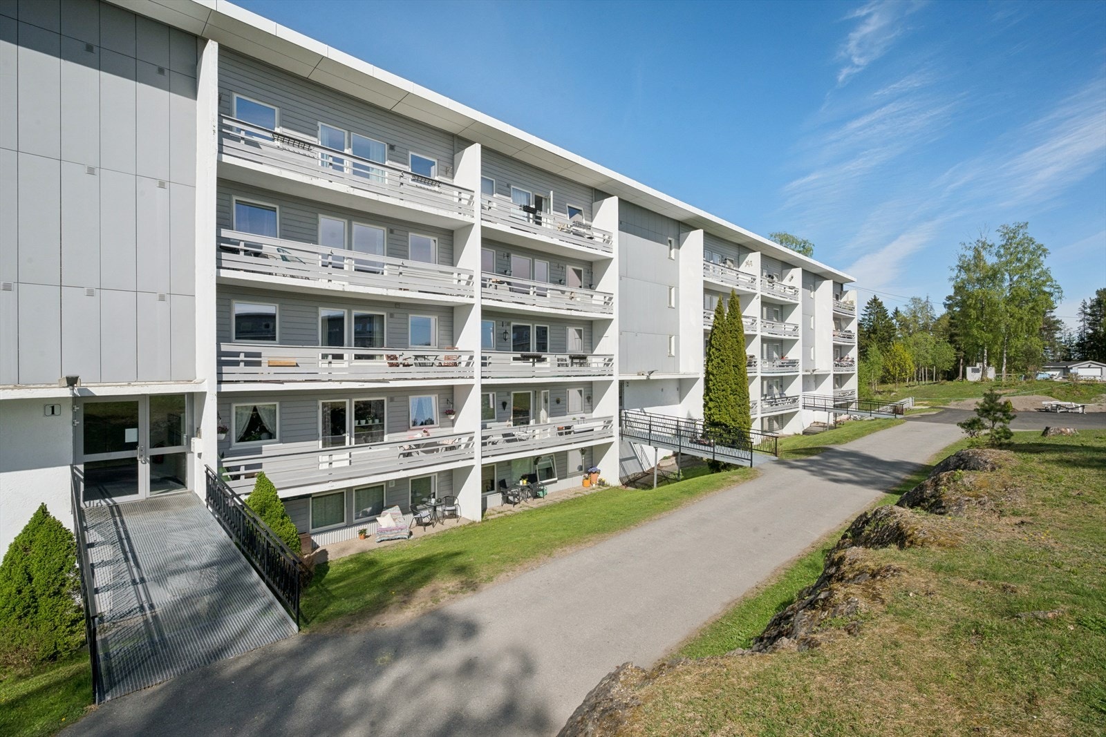 Attraktiv og sentral beliggenhet med nærhet til flotte turområder både langs fjorden og marka, skoler, handlesenter, offentlig kommunikasjon mm. Galleribilde