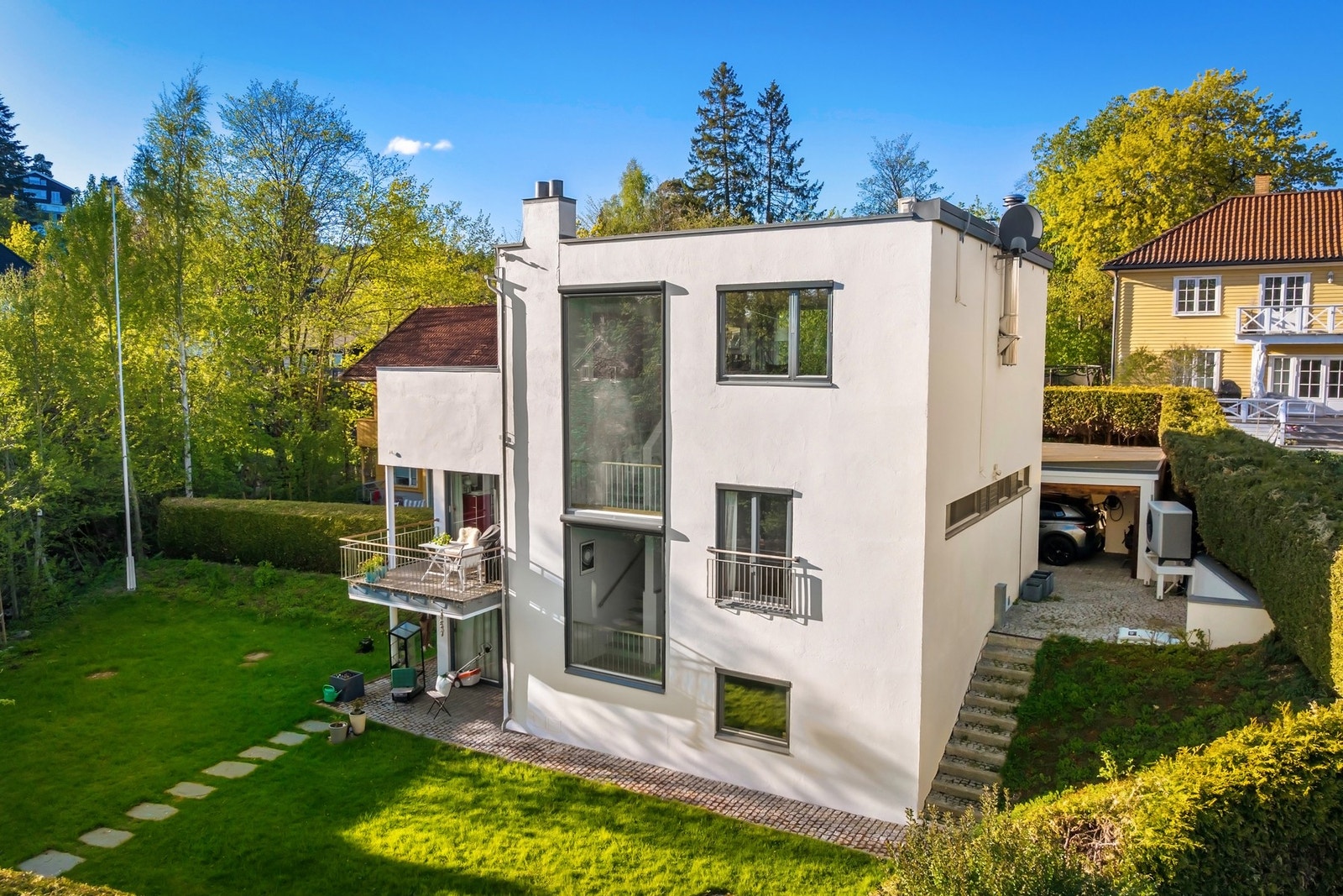 Pent opparbeidet eiendom med fine plenarealer. Galleribilde