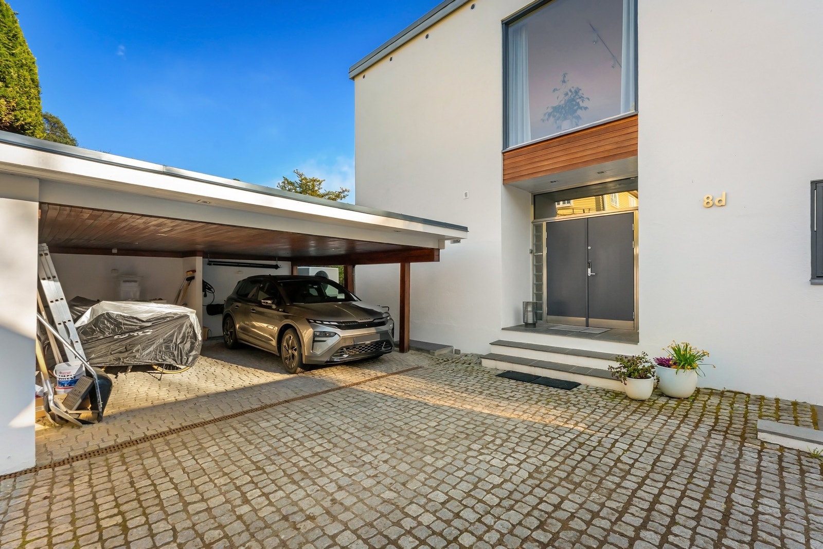 Carport med plass til to biler. Det er lader for elbil. Galleribilde