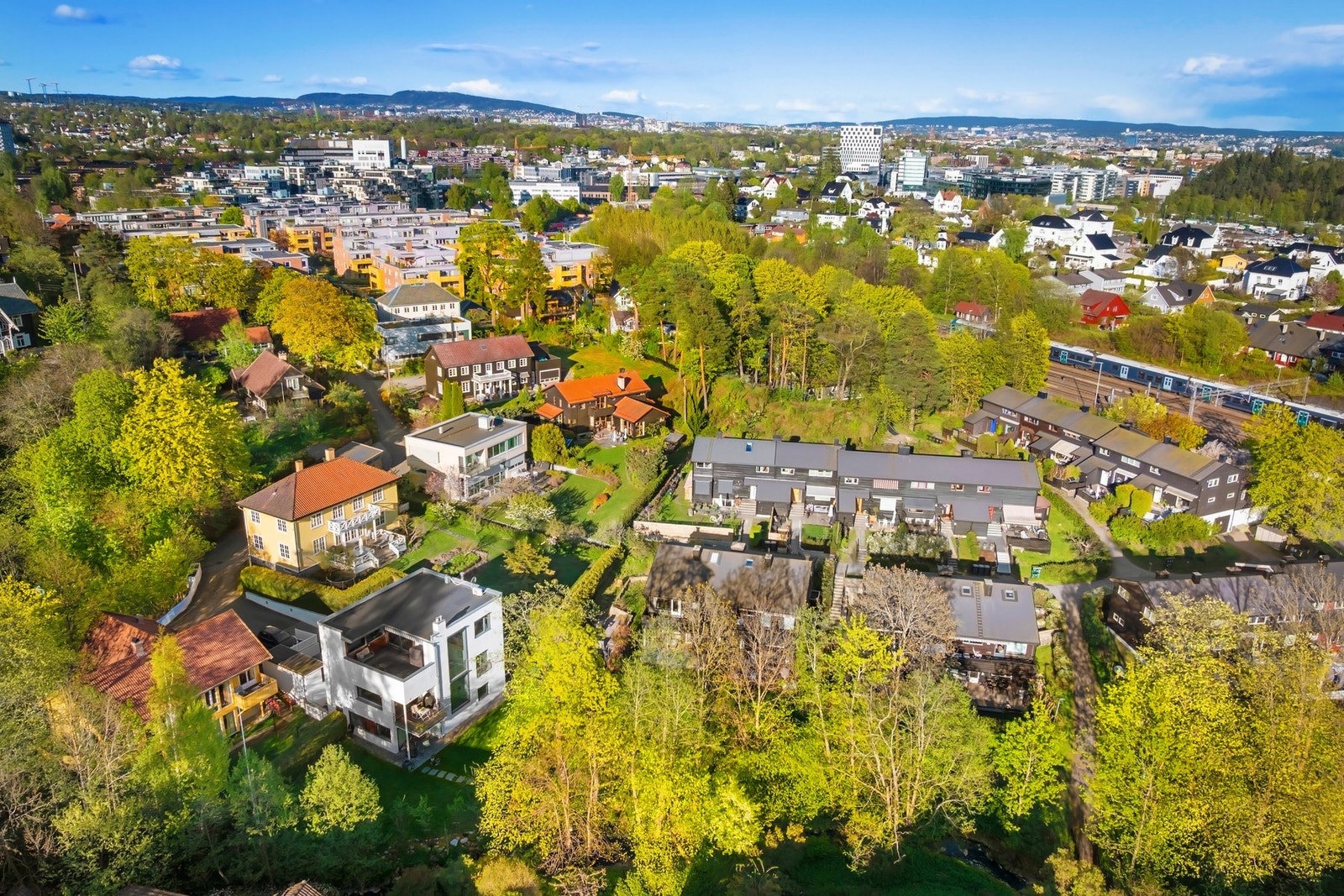 Mærradalsbekken renner ved siden av eiendommen. Galleribilde