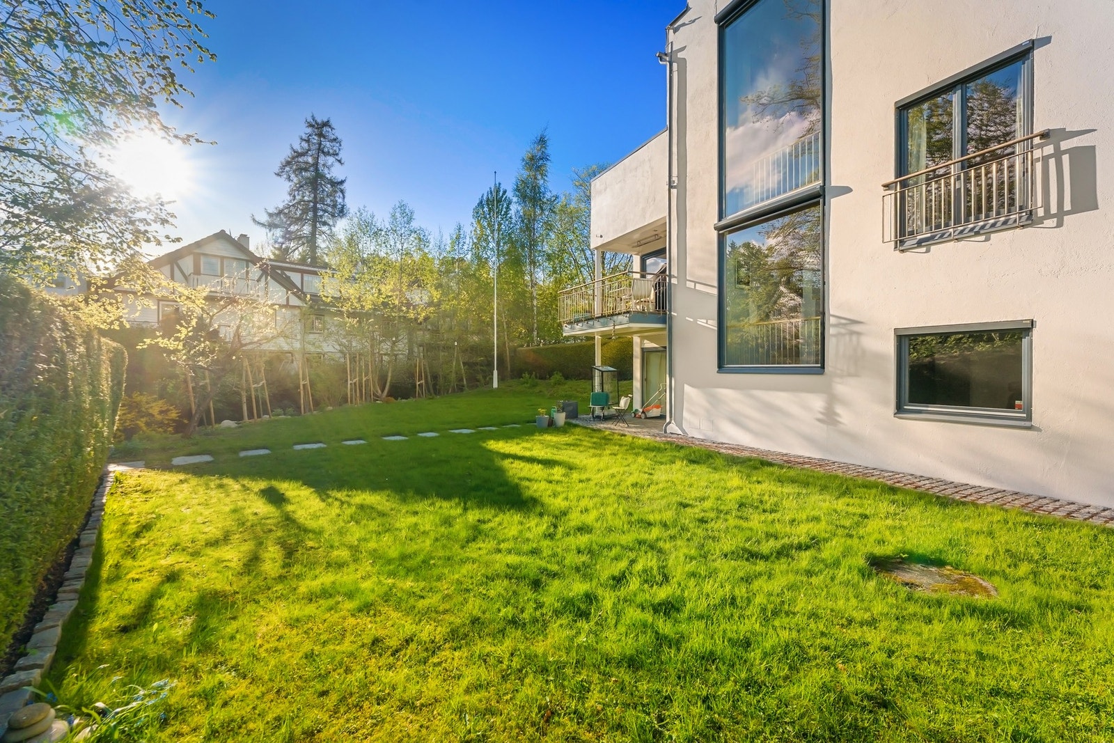 Solrik og skjermet hage. Galleribilde
