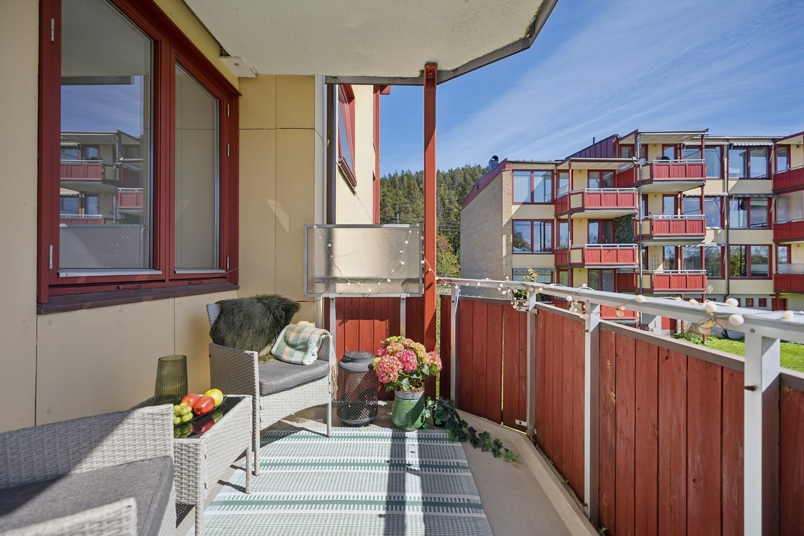 Fra stuen er det utgang til en balkong på 7 m² med god plass til en sittegruppe. Leiligheten ligger i et rolig og veletablert område på Grorud. Galleribilde