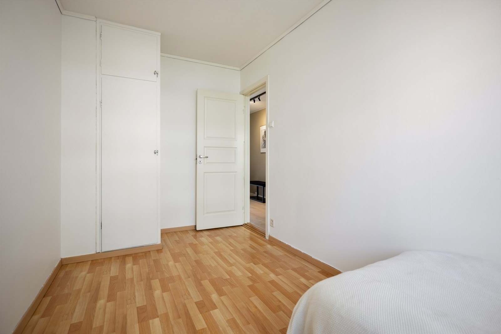 Soverom 2 er meget romslig med god plass til å innrede etter eget ønsket og behov. Galleribilde