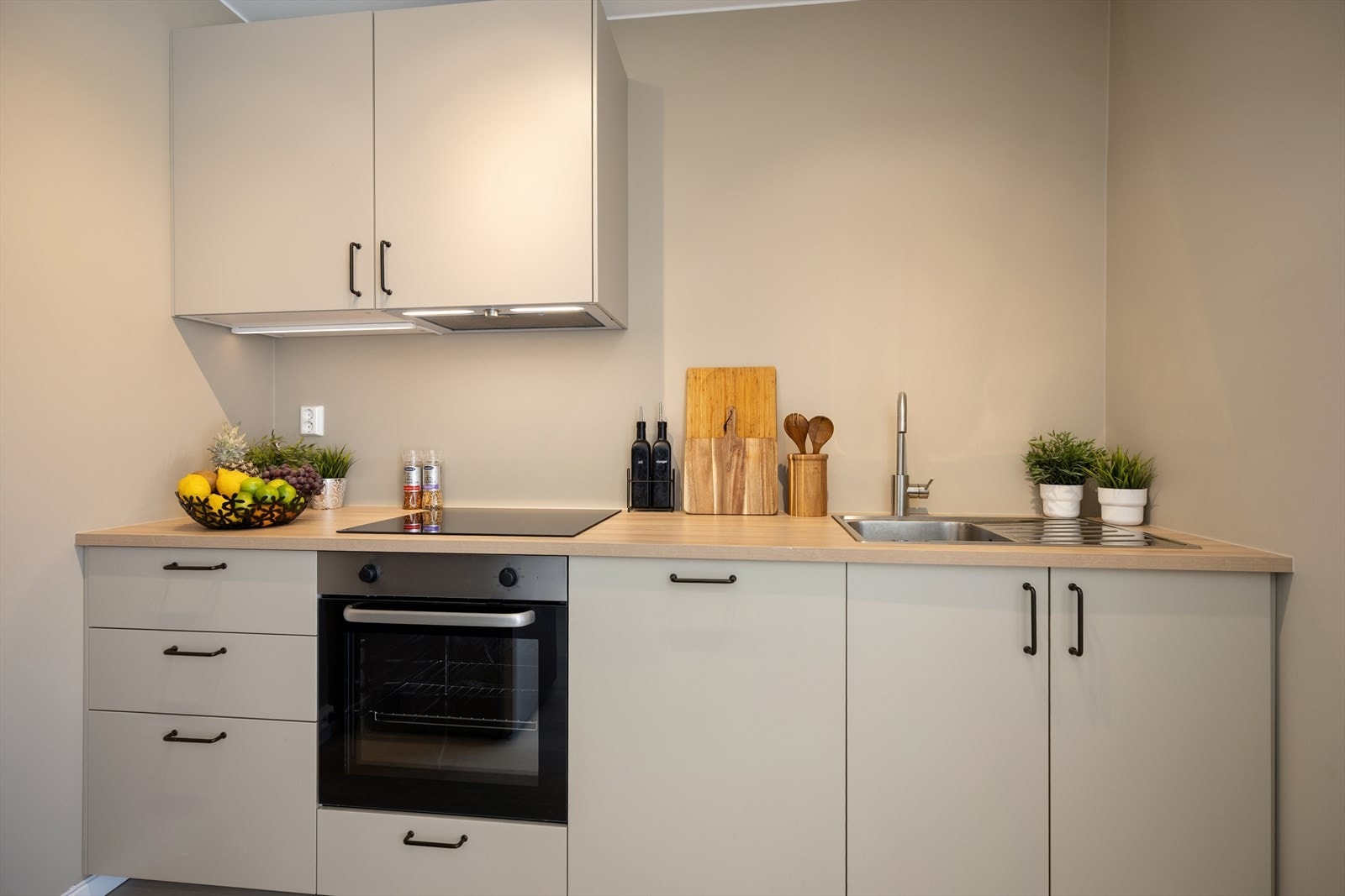 Tidløs eleganse. Kjøkkenet preges av et harmonisk fargevalg med fronter i en lun nyanse som komplementerer den lyse benkeplate. Et moderne, men klassisk design som vil stå seg i mange år fremover. Galleribilde
