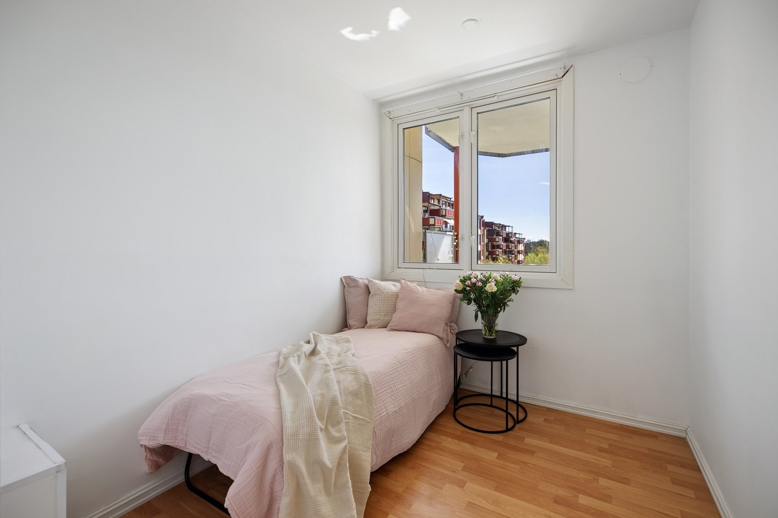 Soverom nummer 3 er et lunt og innbydende rom med plass til både seng og garderobe. Rommet er ideelt som barnerom, men kan også fint benyttes som et romslig gjesteværelse. Galleribilde