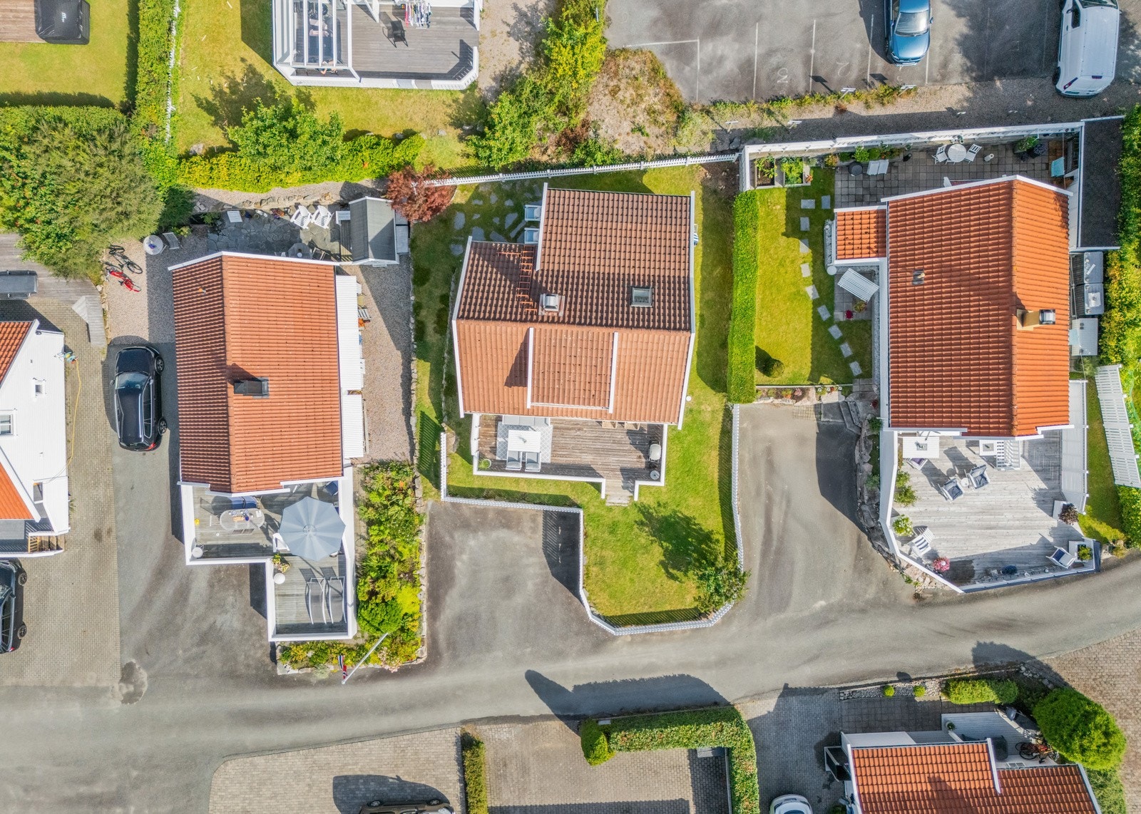 Oversiktsbilde som viser parkering og det flotte uteområdet rundt hytten. Galleribilde