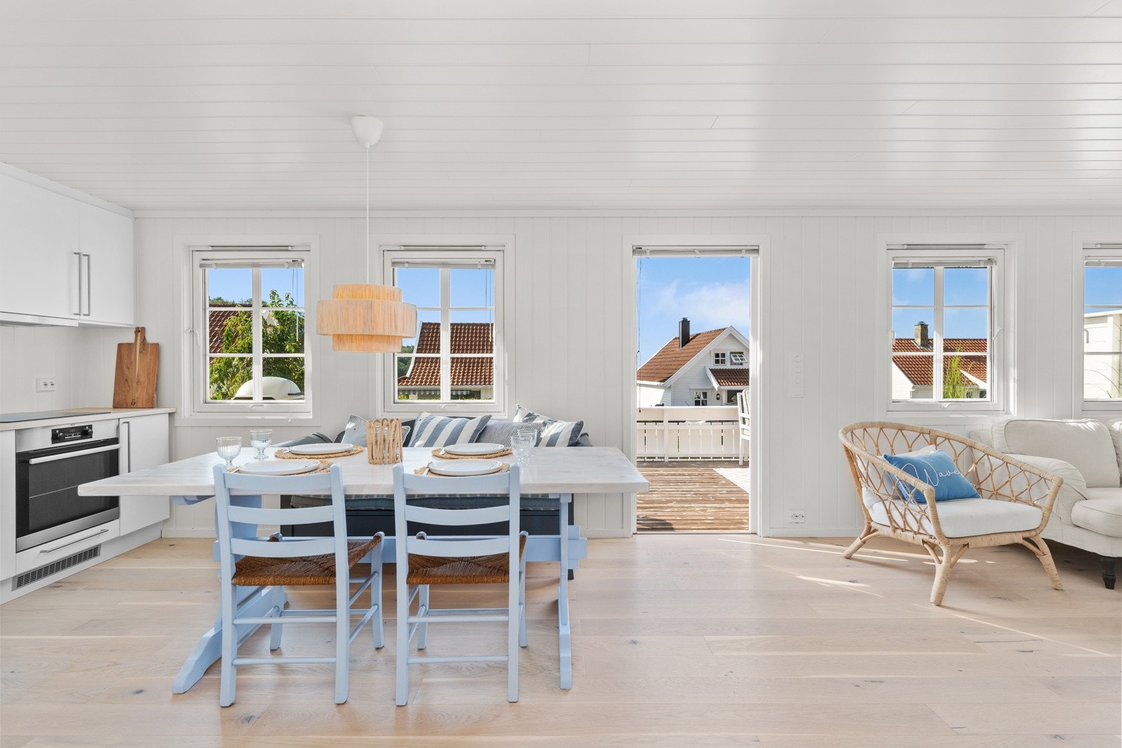 Lys og oppusset stue med åpent kjøkken. Utgang til solrik terrasse med utsikt. Galleribilde