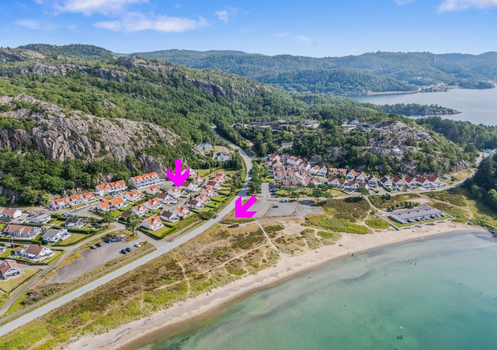 Idylliske Njervesanden er bare 2 minutters rusletur fra hytta! Det er laget gangvei med tunnel under veien fra hyttene til Njervesanden. Galleribilde