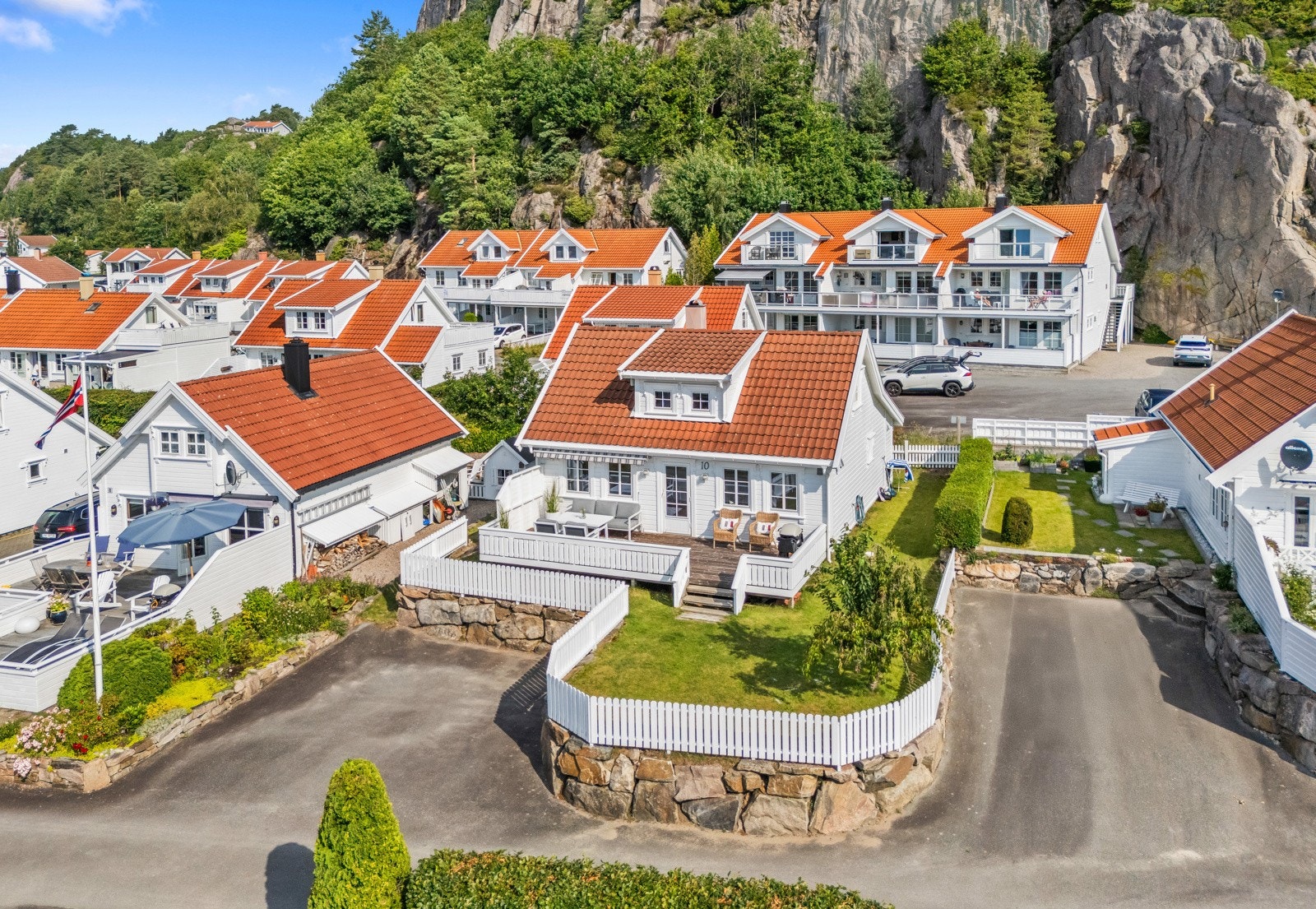 Velkommen til Njervestien 10! Lekker sommerhytte med gode solforhold og utsikt. Flott beliggenhet rett ved Njervesanden! Galleribilde