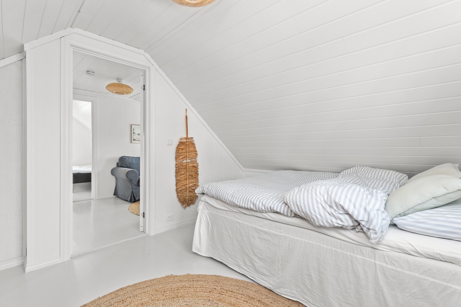 Soverommene fremstår som lyse og sommerlige. Galleribilde